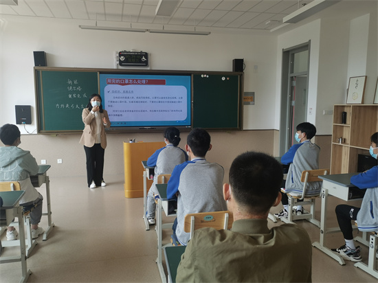 告訴學生用完口罩丟到專門的垃圾袋中.jpg