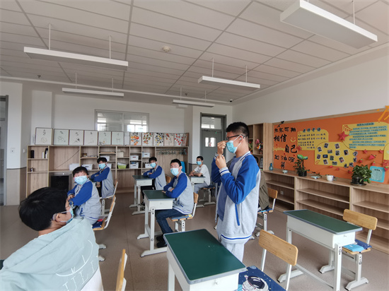 學生演示佩戴口罩.jpg
