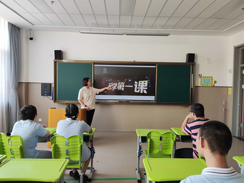 9-1我們?cè)谡J(rèn)真觀看開(kāi)學(xué)第一課.jpg