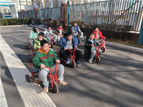 騎小車(chē).jpg