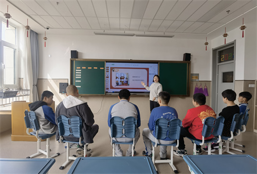 說一說雷鋒在幫助爺爺找座位.jpg