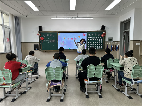 晨會(huì)課學(xué)習(xí)婦女節(jié)知識.jpg